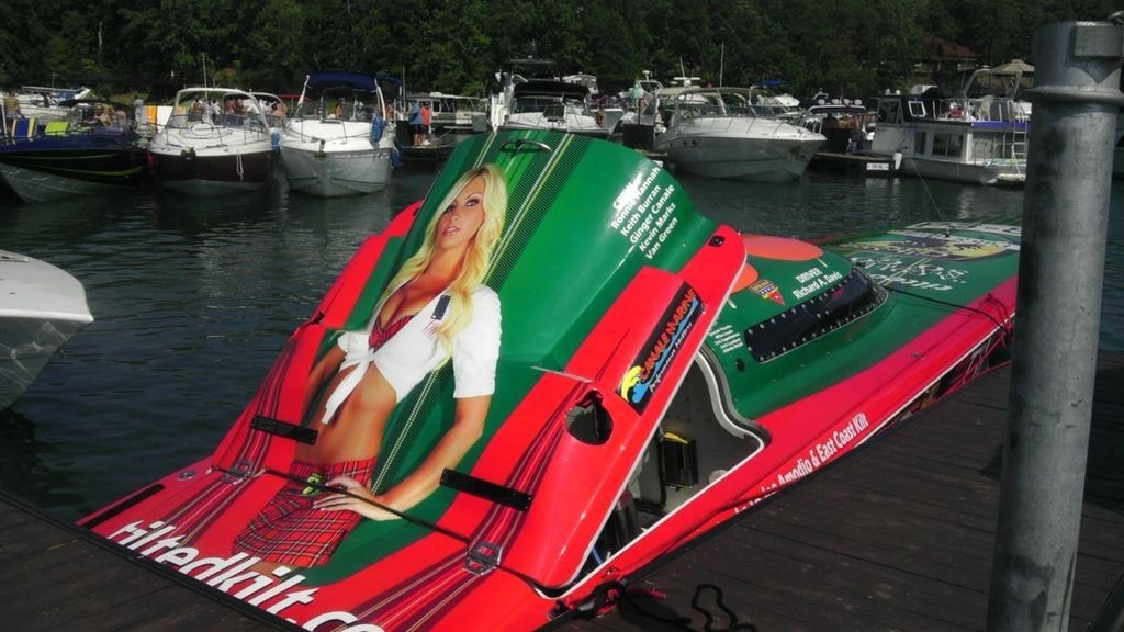Hull graphics by SignsandWraps